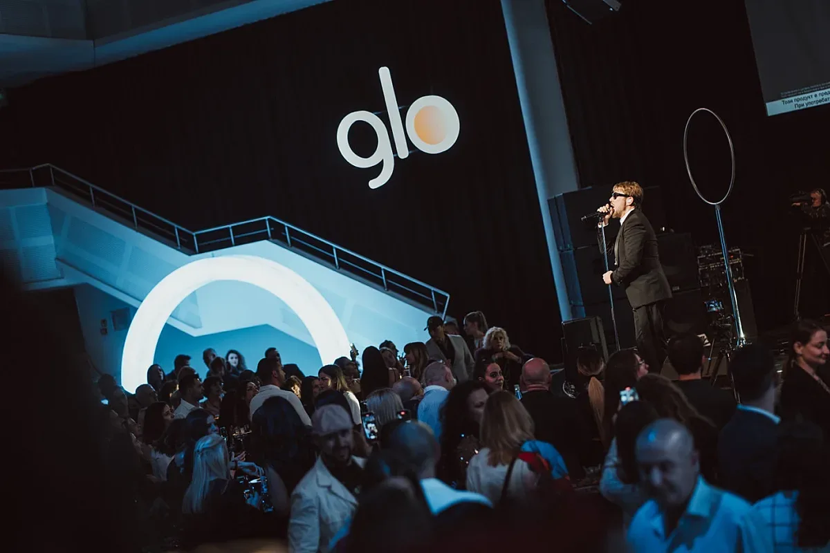 Незабравимо блясково парти беляза една година glo™ в България