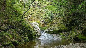 Каскада от водопади с форма на казан