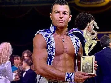 Акробат обира овации с меч и диамант