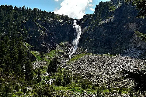 Водопад стана зона за състезания по ледено катерене
