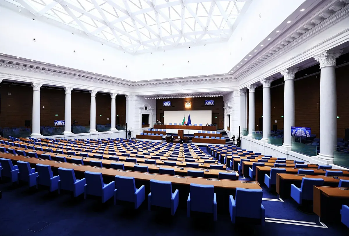 Прекратяват пълномощията на трима депутати. Причината