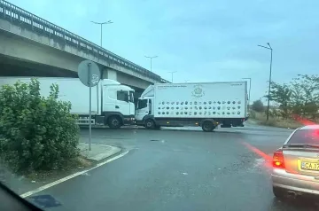 Камиони се удариха челно в София