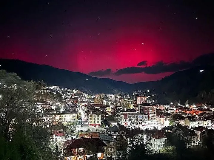 Млад астроном обясни червеното сияние. Причината