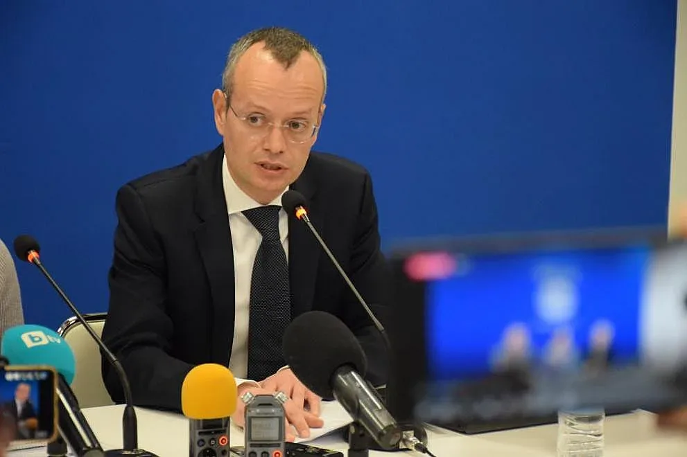 Кмет влезе в общината и се хвана за главата. Гигантска дупка