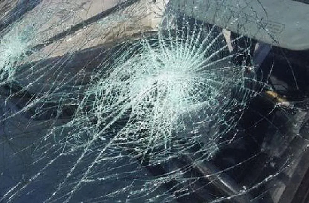 Хвърчи ламарина. Товарен автомобил блъсна пешеходец