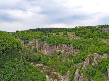 Каньонът, който е разделен на две