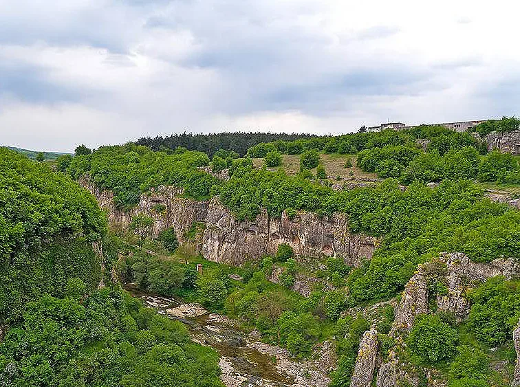 Каньонът, който е разделен на две