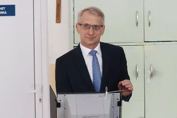 Машина изненада Денков, пусна го да гласува от втори опит