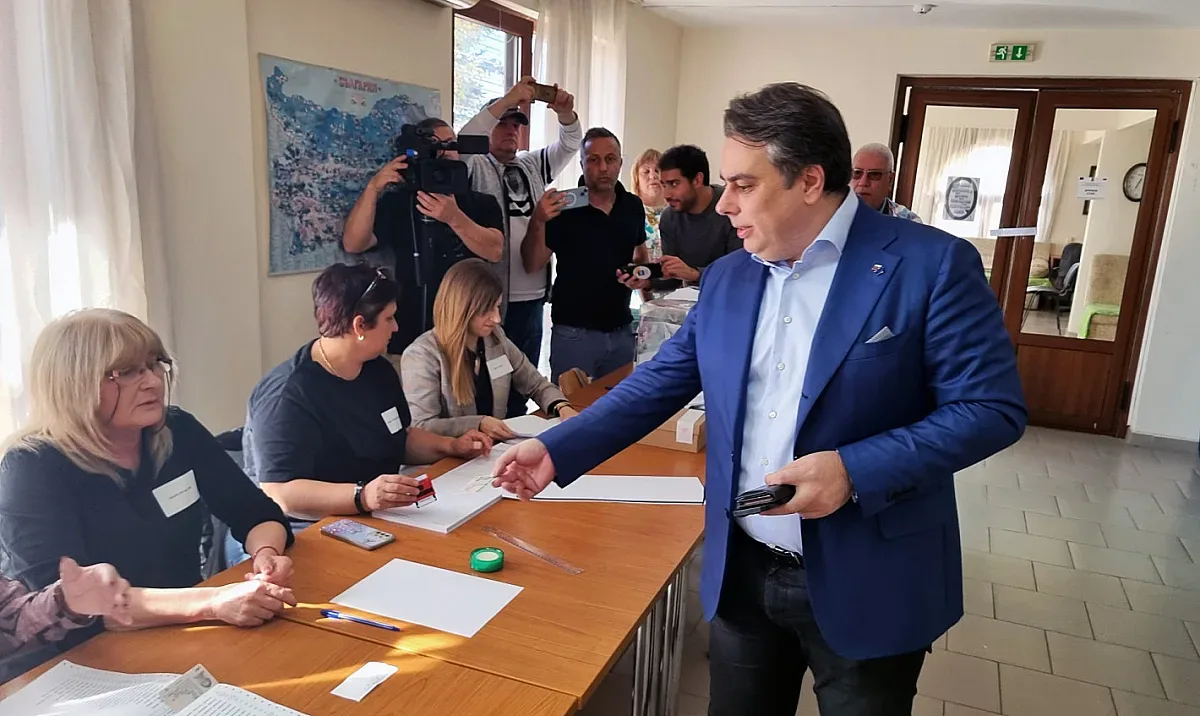 Ще гласува ли Асен Василев? Казаха какво е условието