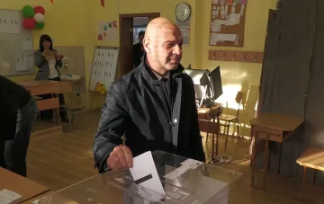 Костадин Димитров пусна хартиена бюлетина в Пловдив