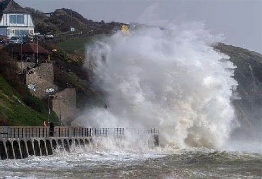 Стихията "Киарън" лети към България! Носи торнадо