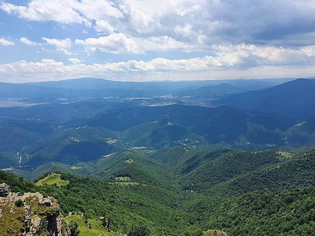 Върхът разкриващ красотата на три планини