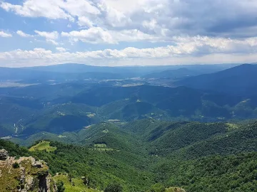 Върхът разкриващ красотата на три планини