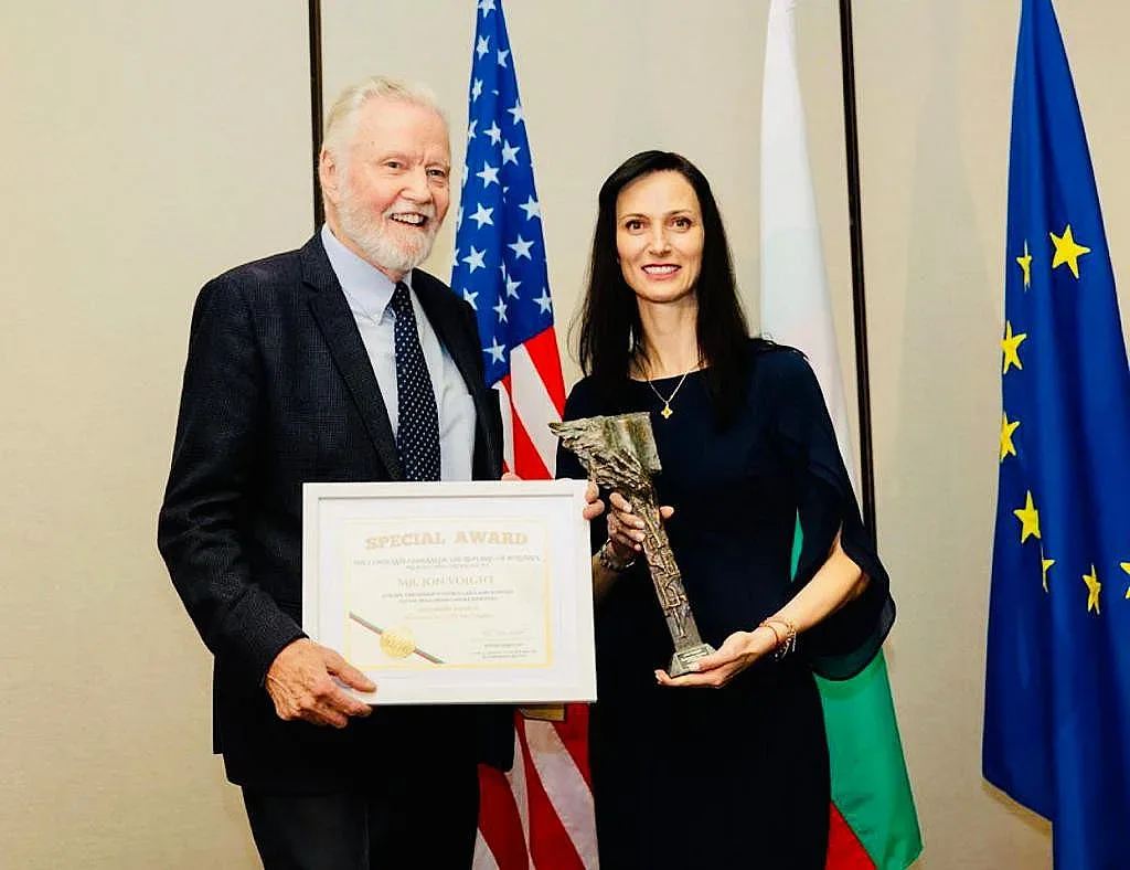 Мария Габриел награди бащата на Анджелина Джоли