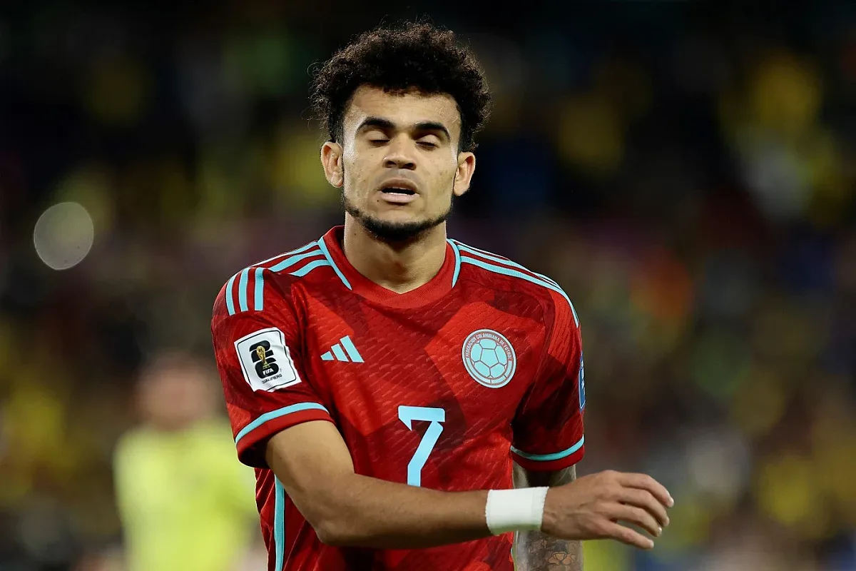 Потрес! Кои отвлякоха бащата на звезда на Ливърпул