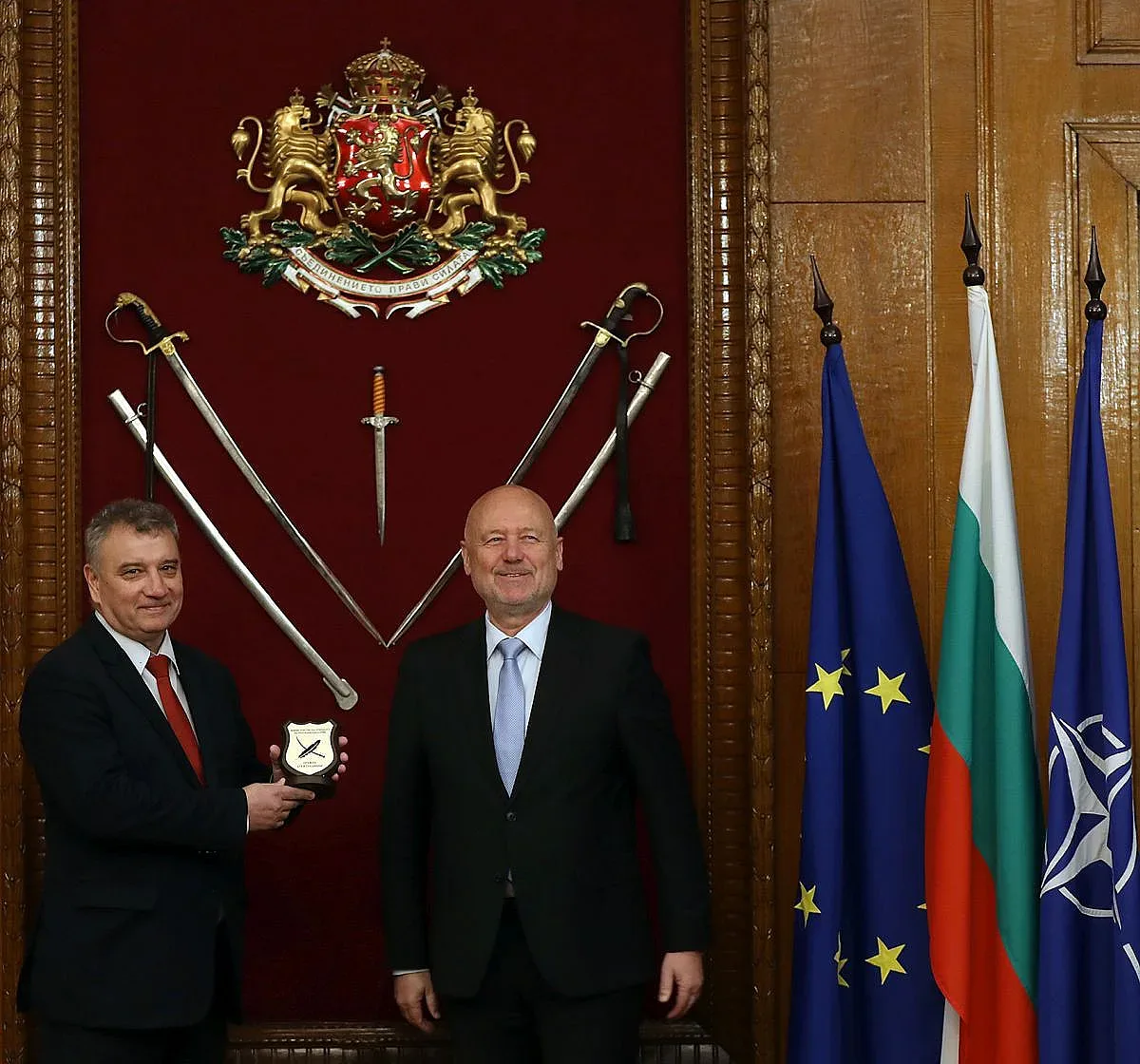 Военният министър с уникален жест към ректора на УНСС