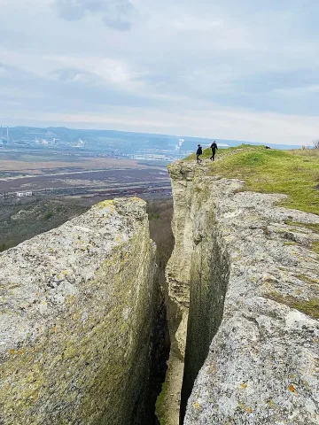 Стълбище в скала води до нещо уникално