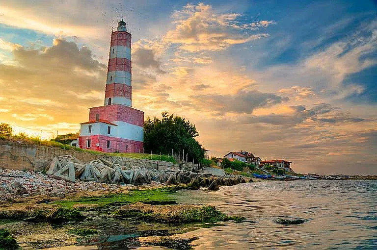 Какво е заровеното послание в най-старият фар по Черноморието