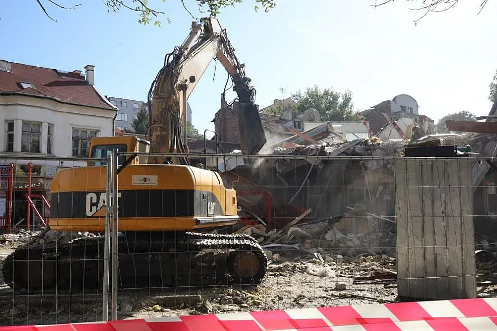 Нещо става! Багери рушат емблема на София