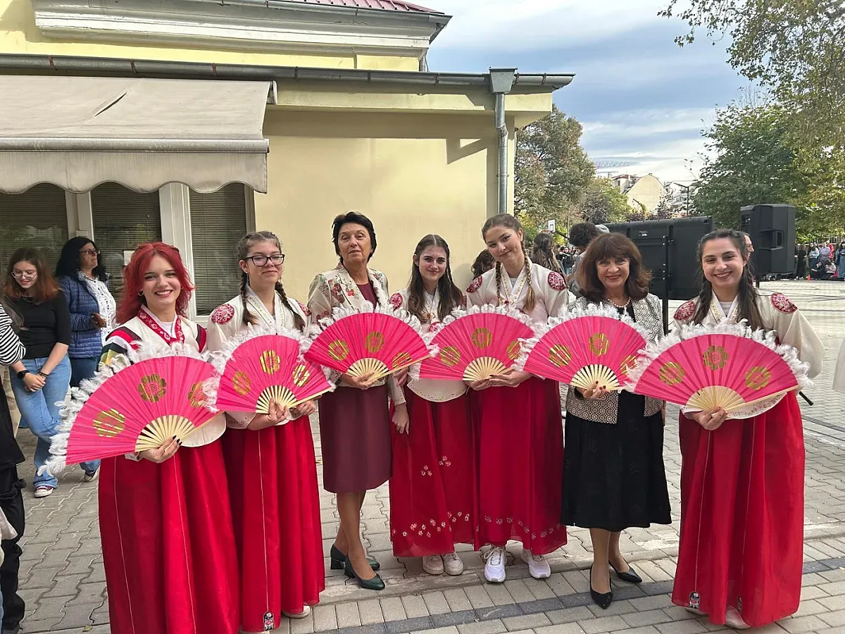 Ученици пресъздадоха празници от различни култури на Есенен фестивал