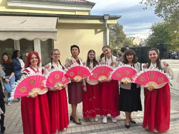 Ученици пресъздадоха празници от различни култури на Есенен фестивал