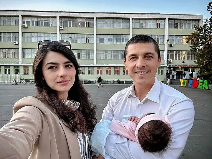 Лена и Миро приковаха погледите. Къде заведоха бебето