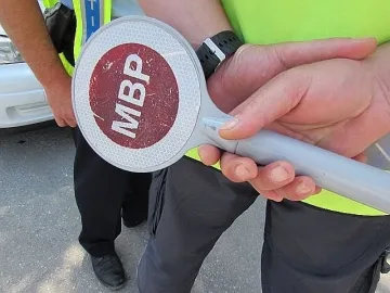 Нова хайка. Полицаи на всеки километър