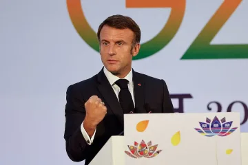 Франция е на ръба! Натиснаха здраво Макрон