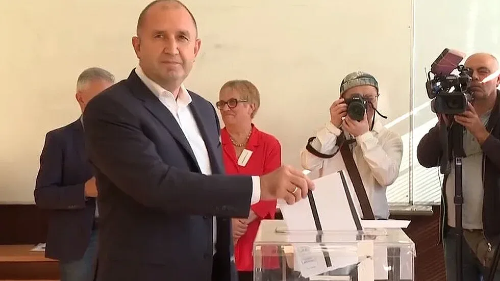 Радев гласува и се шегува