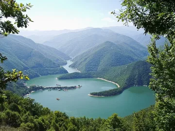 Язовирът, разположен между три области