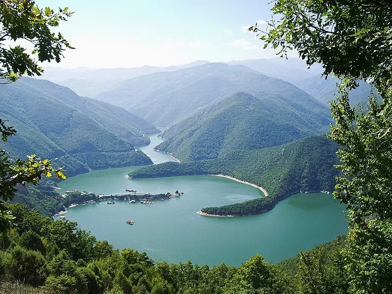 Язовирът, разположен между три области