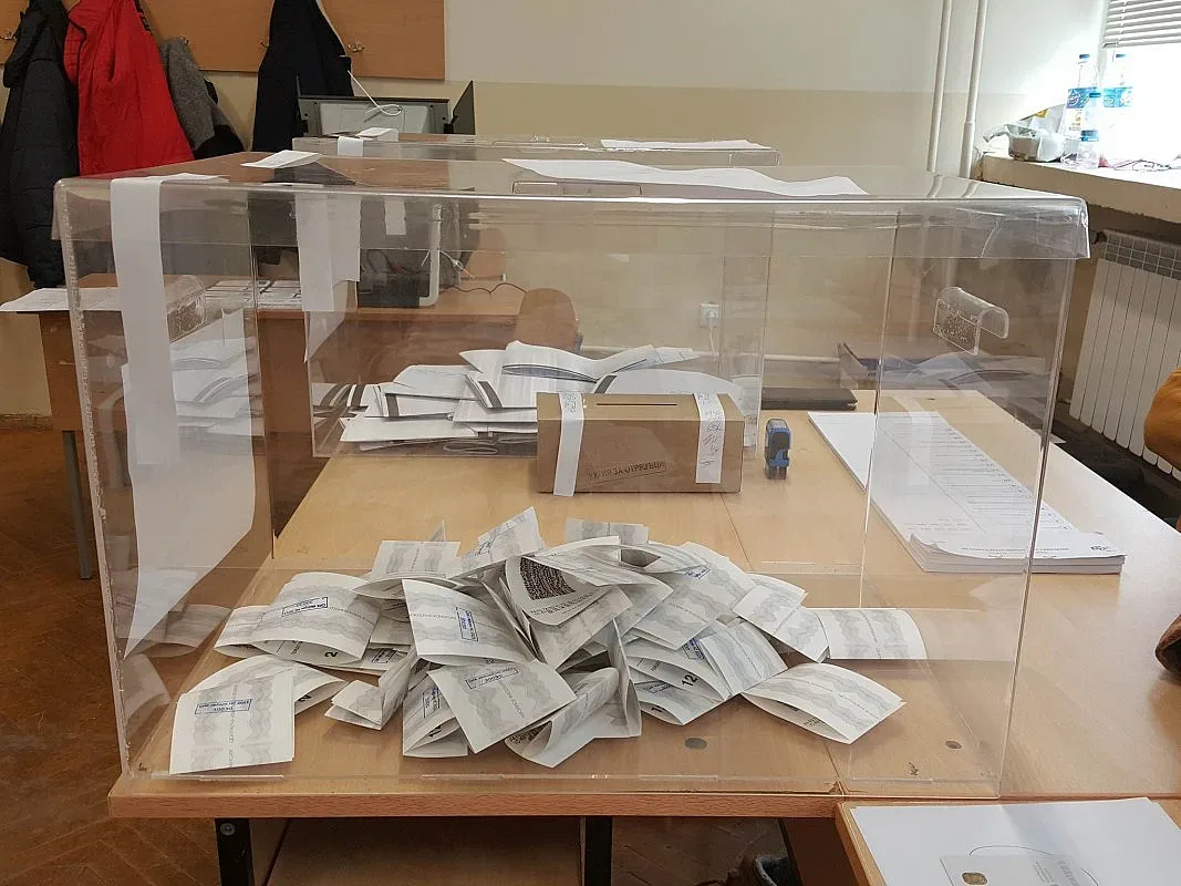 Членове на СИК поискаха да си улеснят живота, избухна скандал