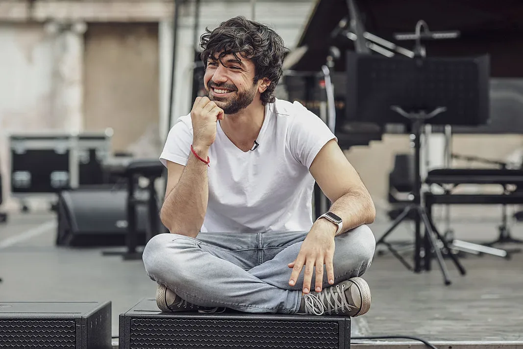 Ергенът отиде да гласува, наобиколиха го фенове и фенки