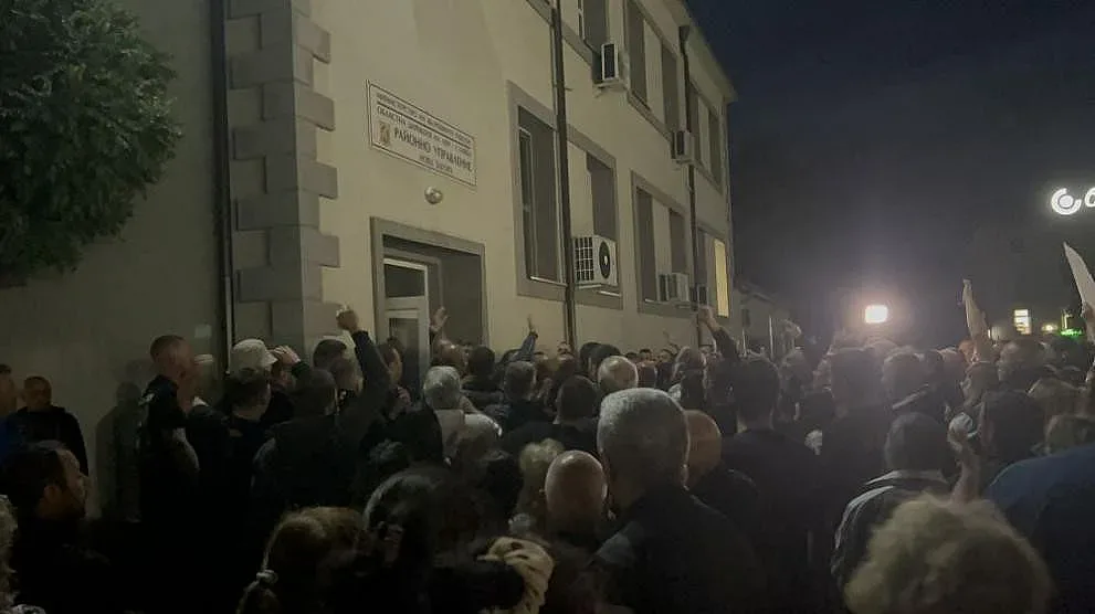 Нова Загора гори. Яйца по полицията