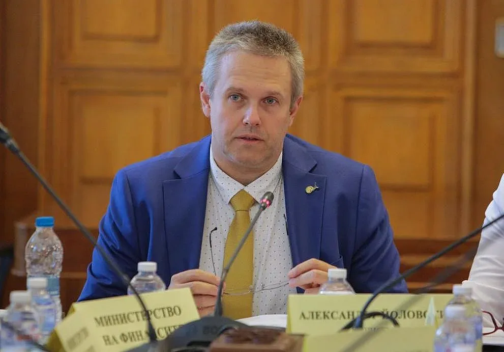 Министърът на електронното управление проговори за аферата с машините