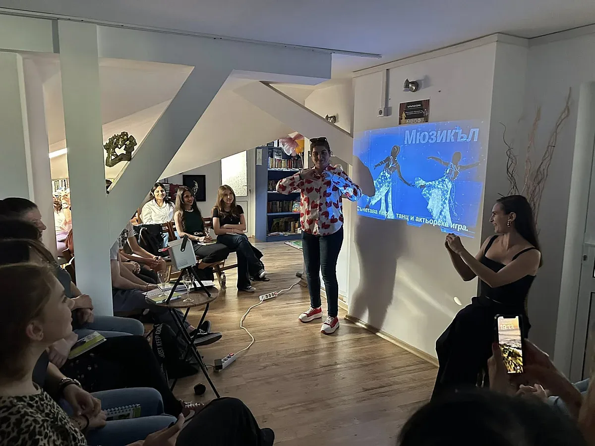 Младежи със и без слухови затруднения се обучават заедно по актьорско майсторство в Пловдив