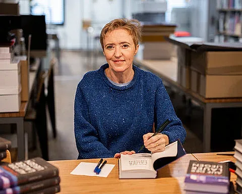 Обичана писателка пристига в София