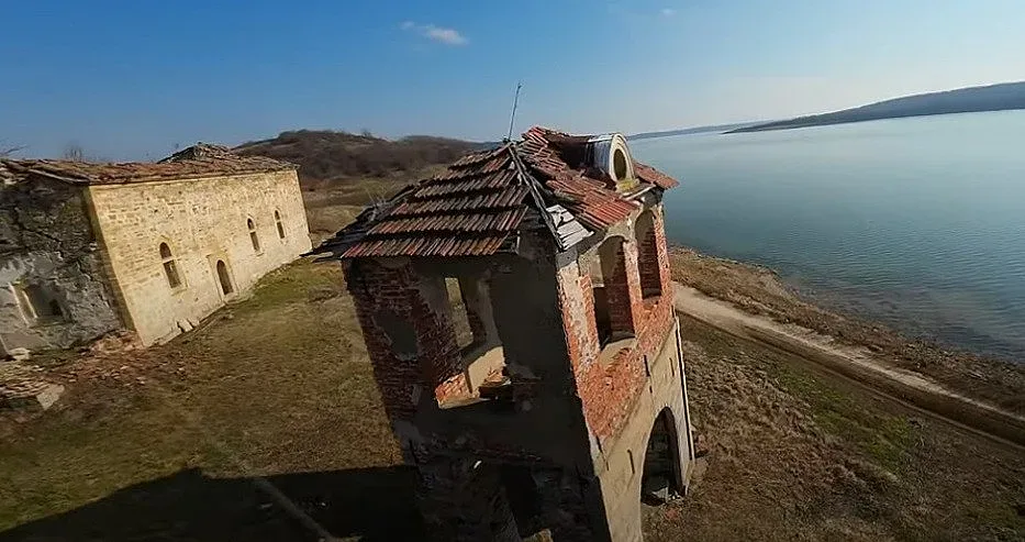 Сушата изкара находка чудо от наше езеро! Хората изумени