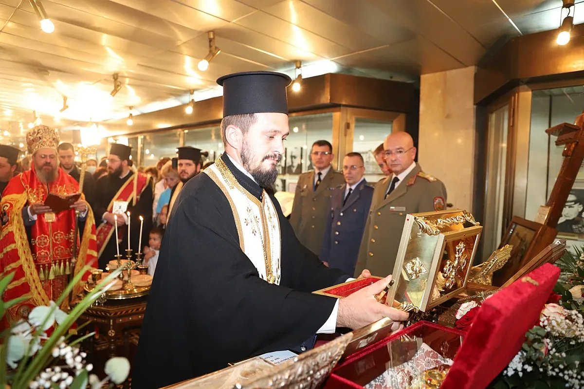 Господният кръст и мощи на светци церят във Военна болница