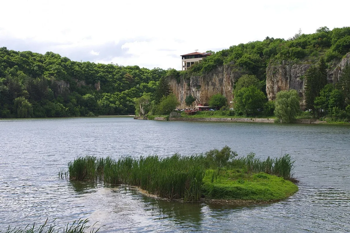 Божественият парк с Музей на виното. Пазят го скали