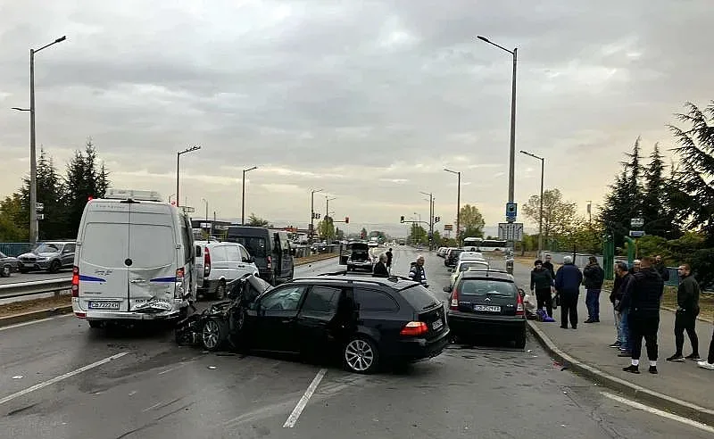 Верижна катастрофа насред София, няколко са пострадали