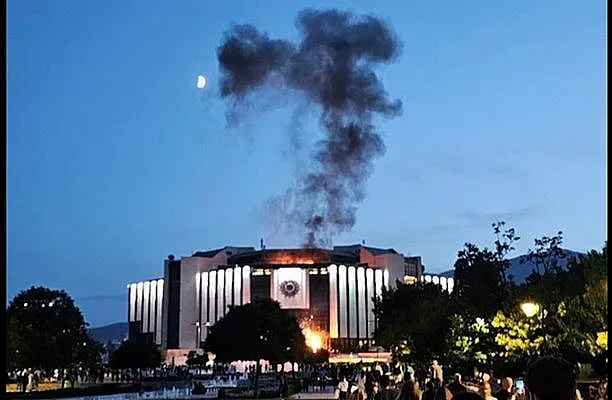 Софиянци в паника. Пламъци от покрива на НДК (ВИДЕО)