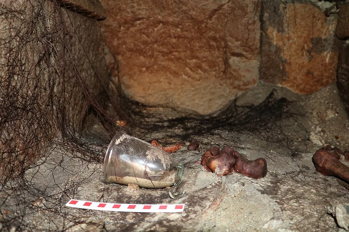 Стъклена чаша, глинена лампа и 16 бронзови монети. Нови находки в Хераклея Синтика