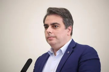 Асен Василев с нов коментар за "Лукойл". Отговори на Борисов
