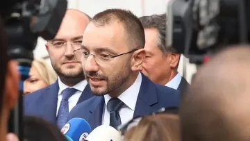 Хекимян с обещание: 50% увеличение на заплатите на непедагогическия персонал и медицинските сестри в учебните заведения