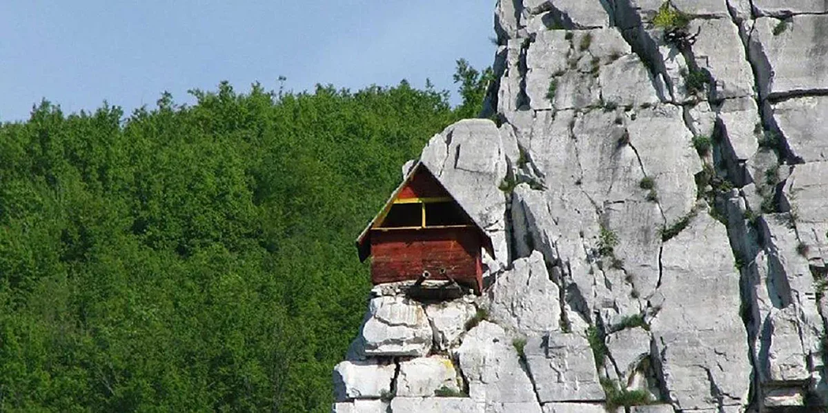 Невиждано чудо, къща насред нищото