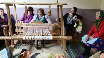 Баби от Дряново спасяват застрашен занаят