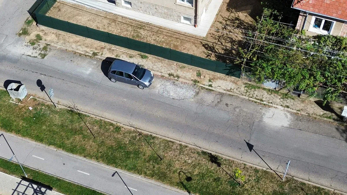 Кмет удари държавата в земята, кърпи дупки три пъти по-евтино