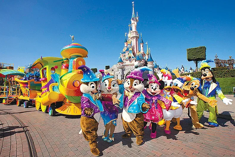 Шок! Набутаха евродепутати в Дисниленд