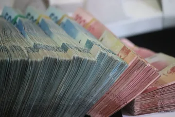 ЕЦБ скочи в защита на кеша. Защо?